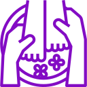 Icono de manos sosteniendo un objeto con una regla y flores, simbolizando la creatividad y el diseño en proyectos artesanales.